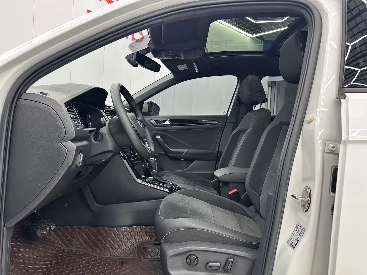 Volkswagen T-ROC 2021 Facelift 280TSI DSG 4WD Luxury Smart Connect Edition фото 4