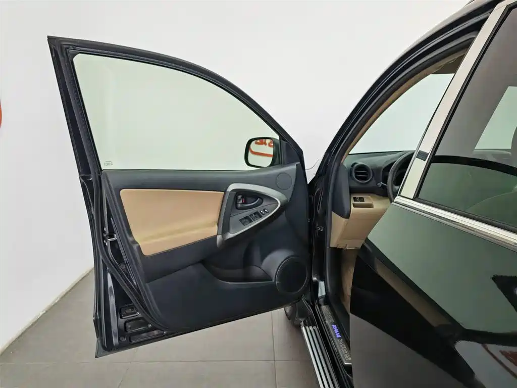 Photo 8 - Toyota RAV4 Rongfang