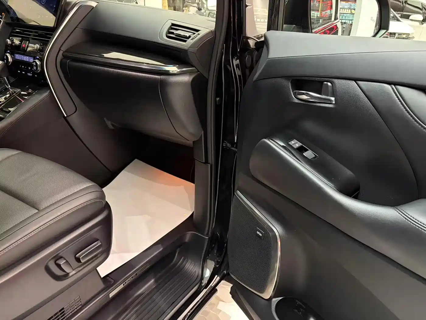 Lexus LM 2020 300h 4-Seat Imperial Edition фото 7