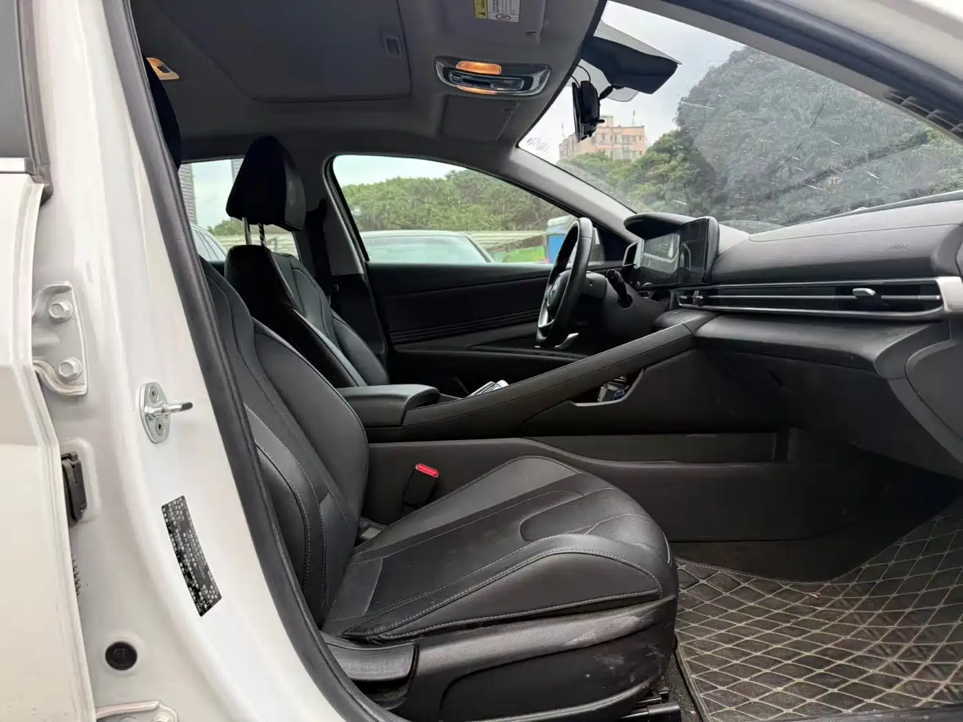 Hyundai Elantra 2021 1.5L CVT LUX Premium Edition фото 12