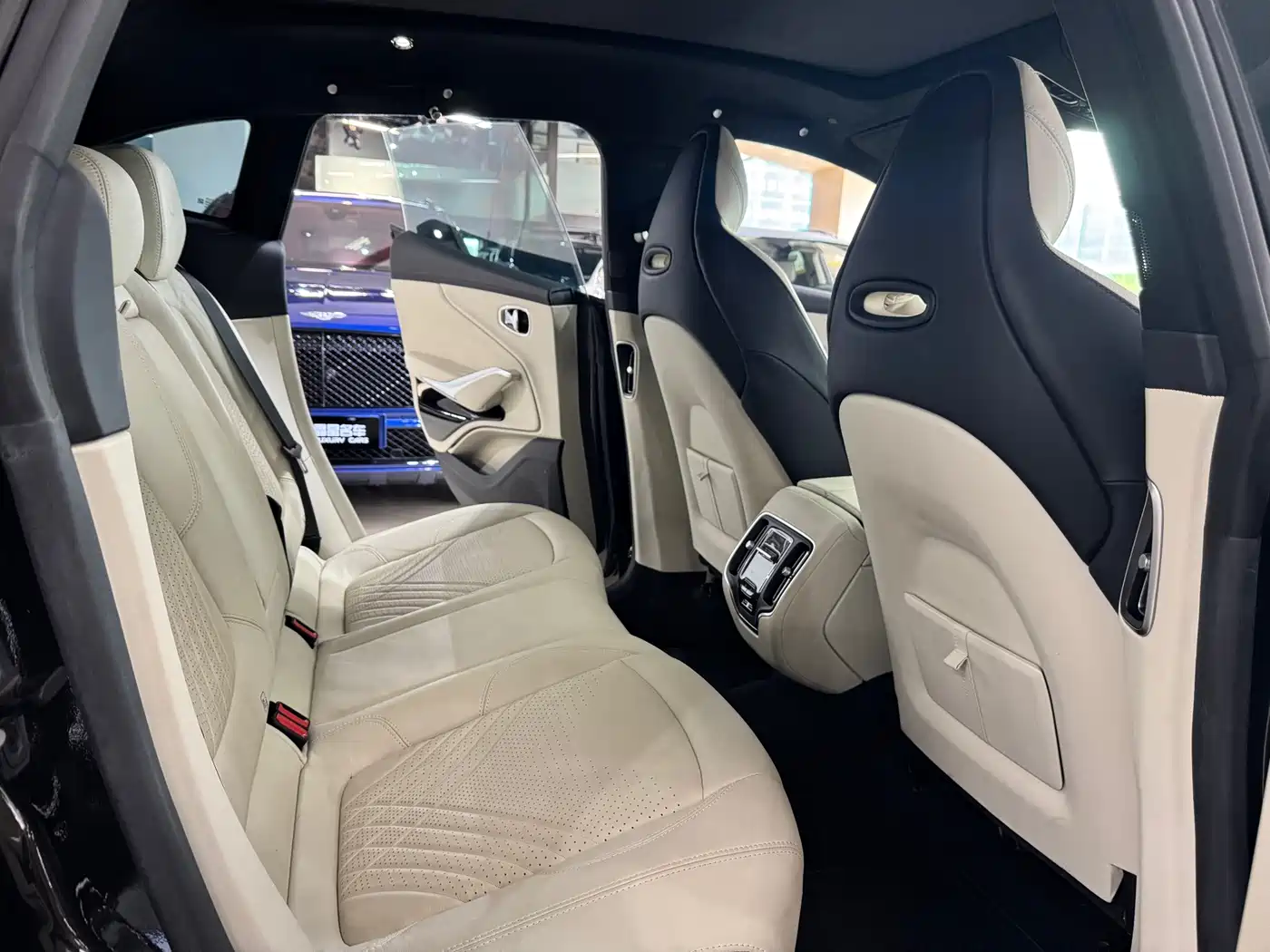 Aston Martin DBX 2025 2024 4.0T V8