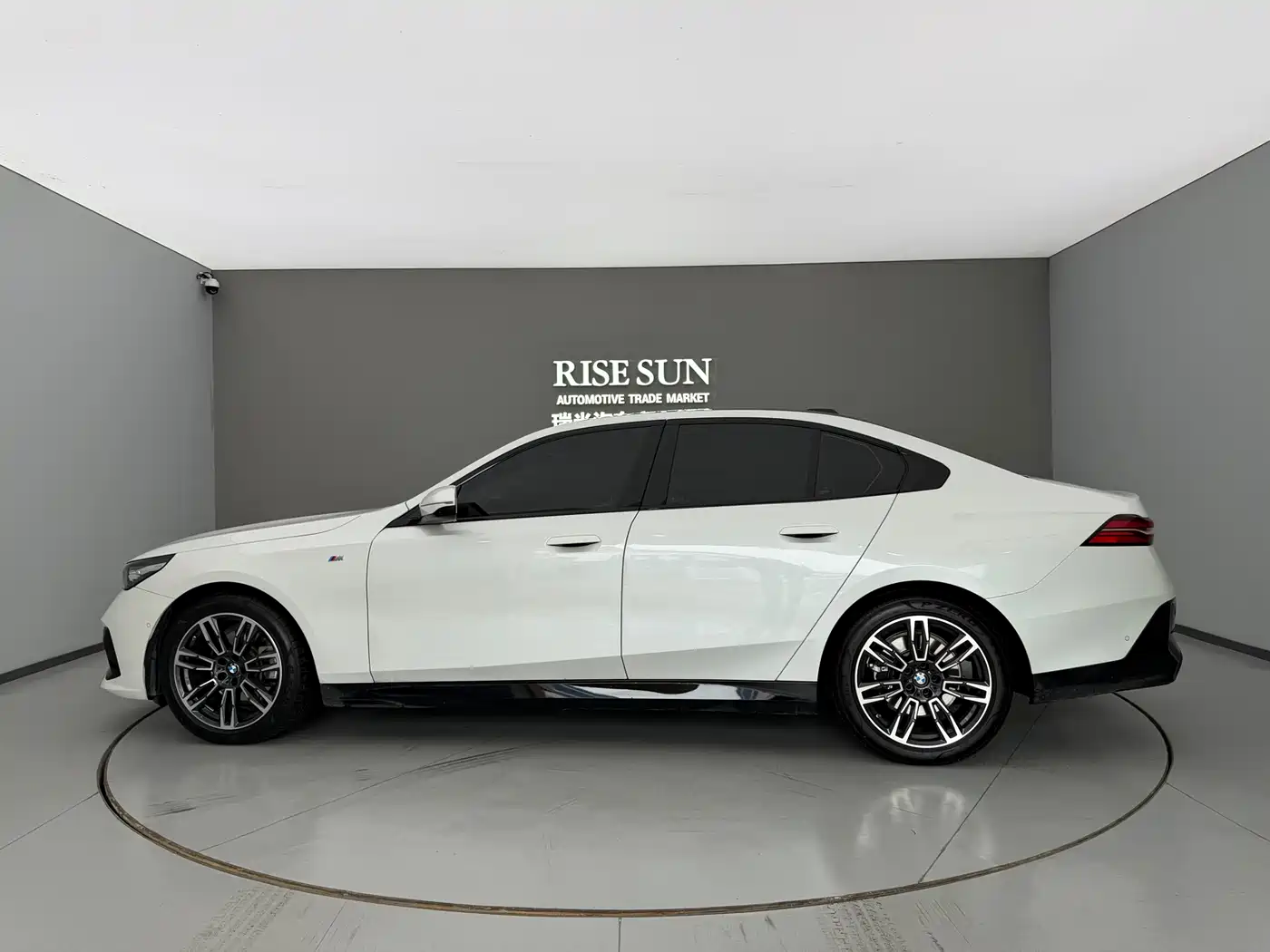 BMW 5 Series (Import) 2024 Model 525i M Sport Package фото 4