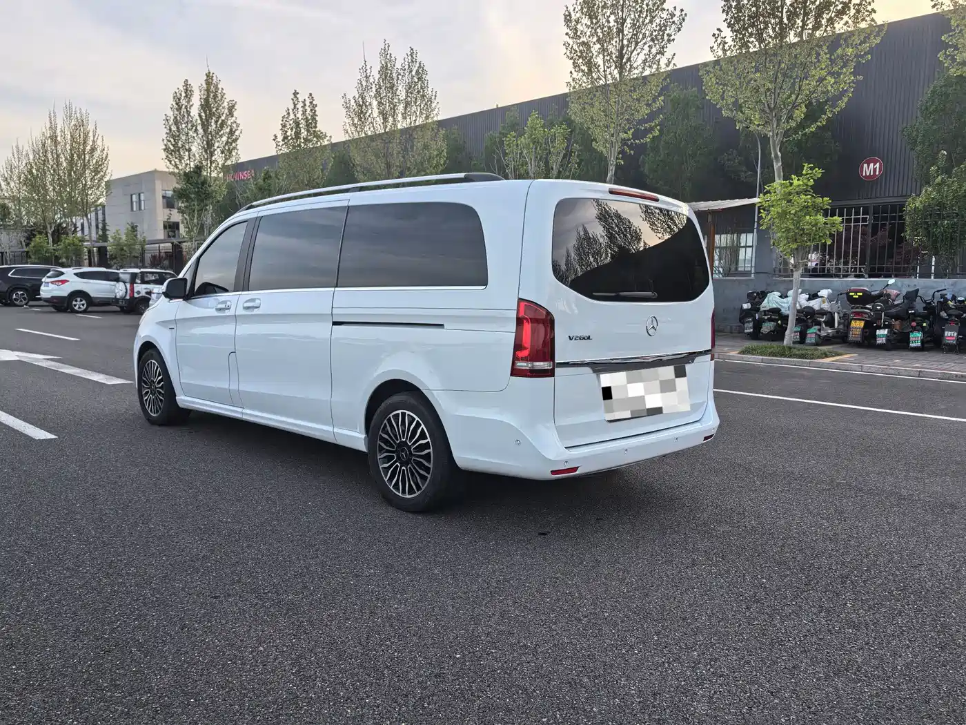 Mercedes-Benz V-Class 2017 Model V 260 L Premium Extended Edition фото 6