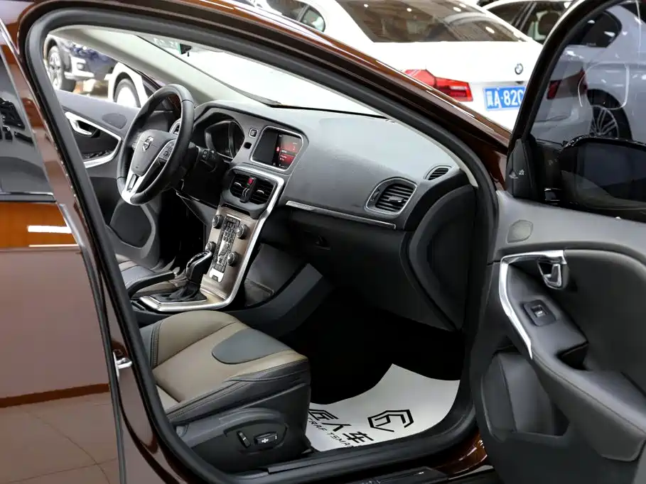 Volvo V40 2018 2017 Cross Country T5 AWD Inscription