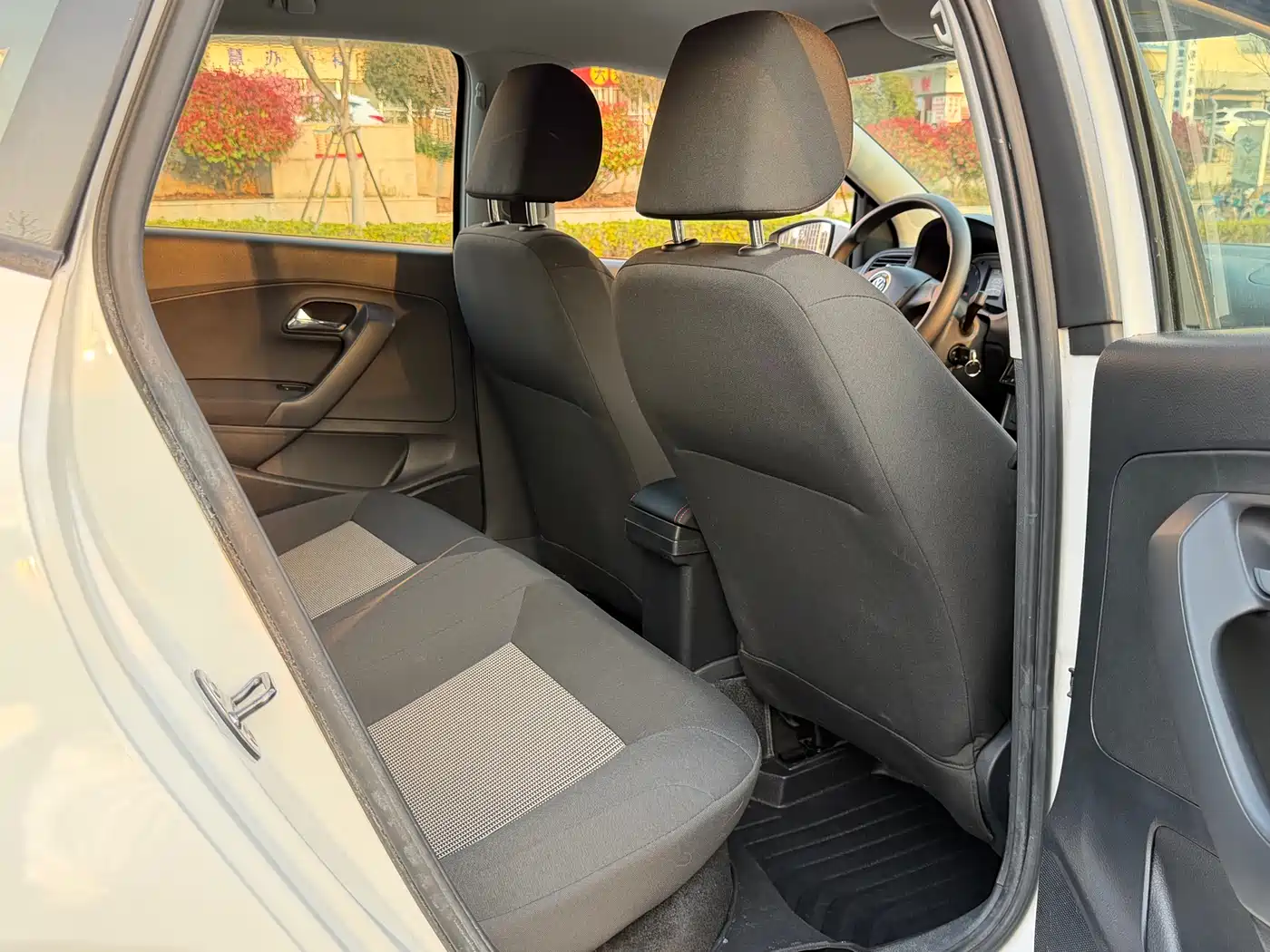 Volkswagen Polo 2016 1.4L Automatic Trend фото 12