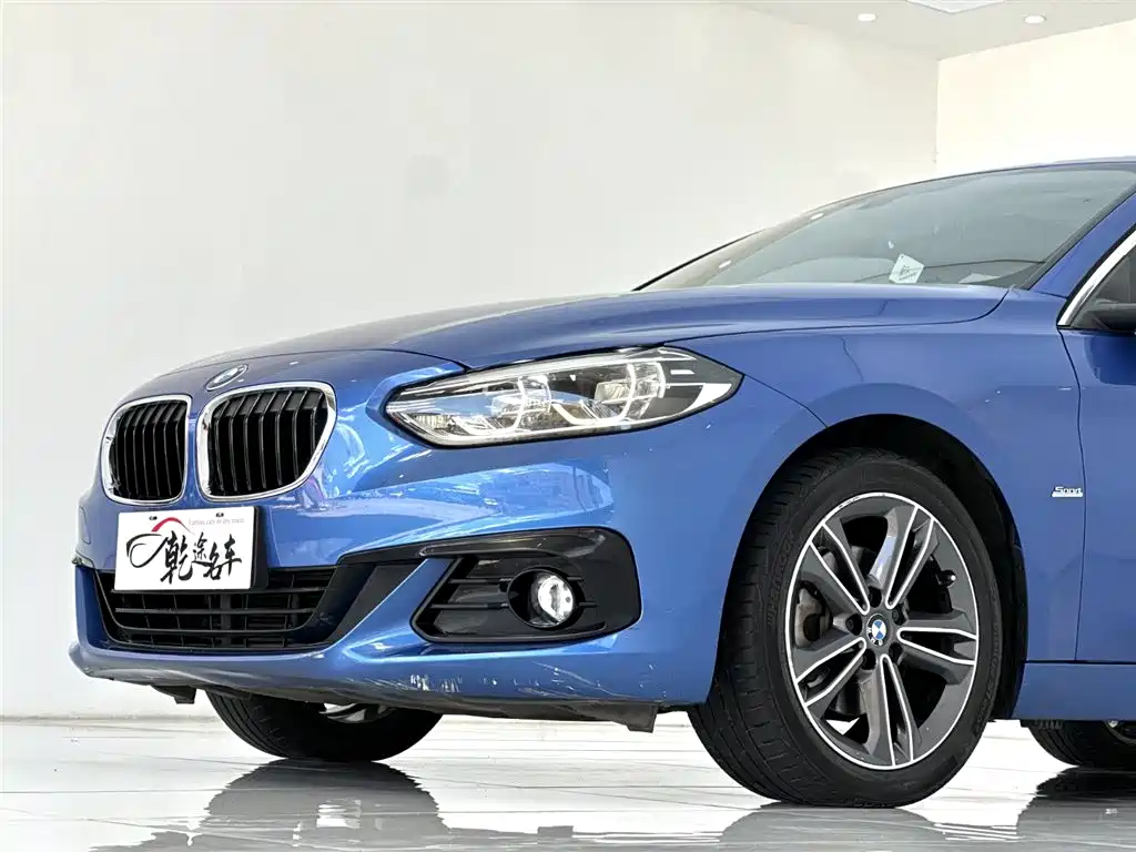 BMW 1 Series 2017 118i Sport фото 8