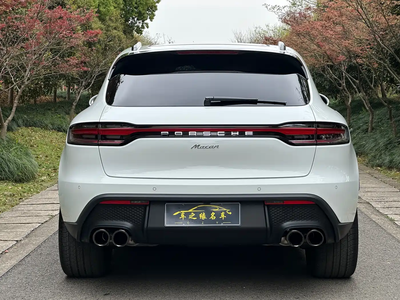 PORSCHE MACAN