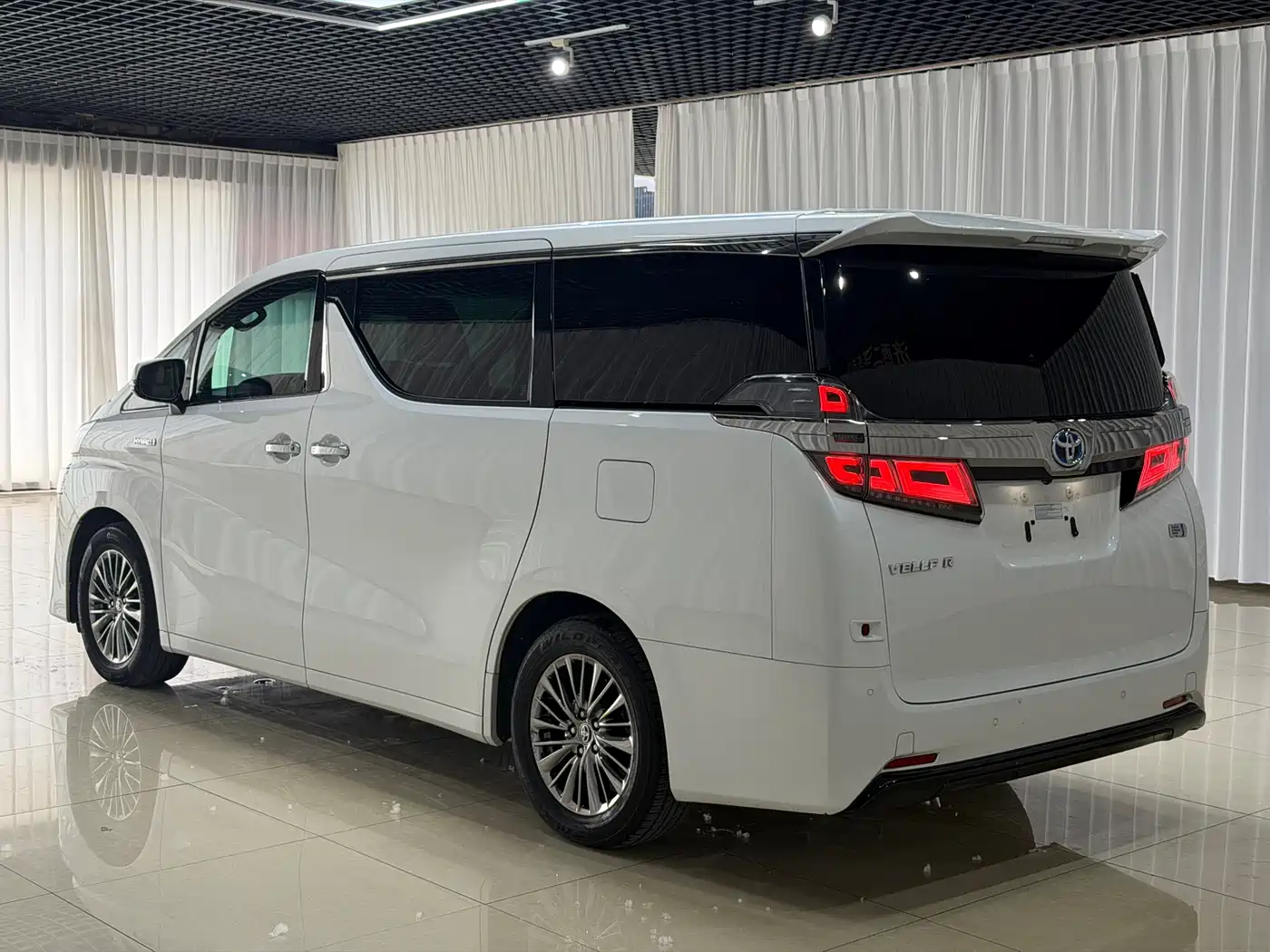 Toyota Vellfire 2019 Hybrid 2.5L HV Premium Edition фото 7