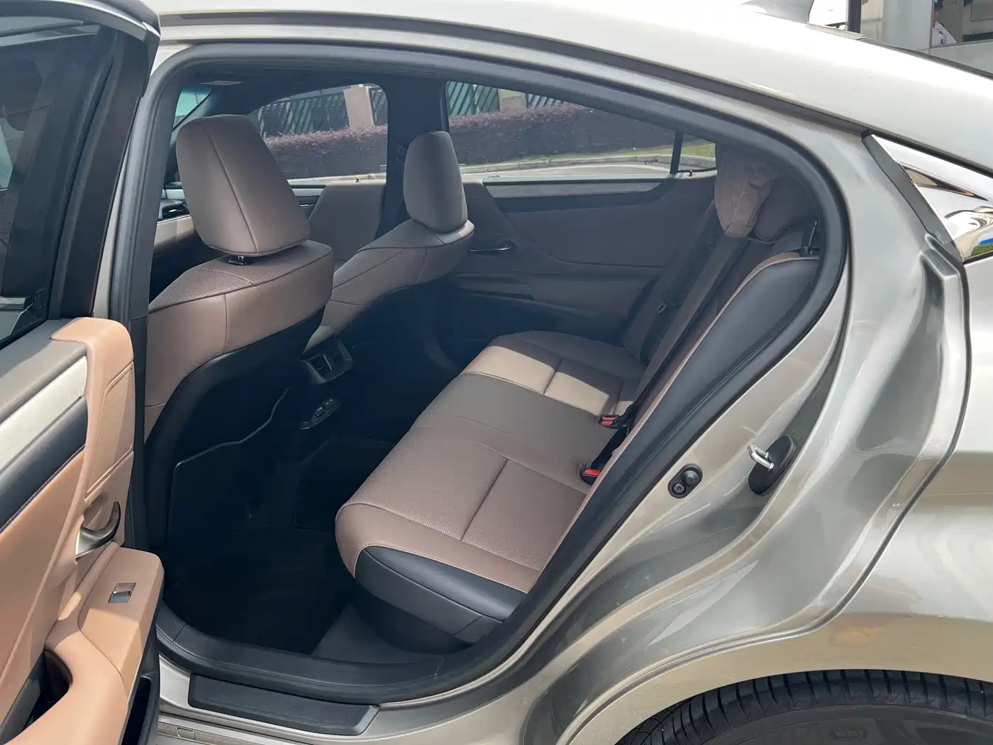 Lexus ES 2025 300h Ultimate Edition фото 10