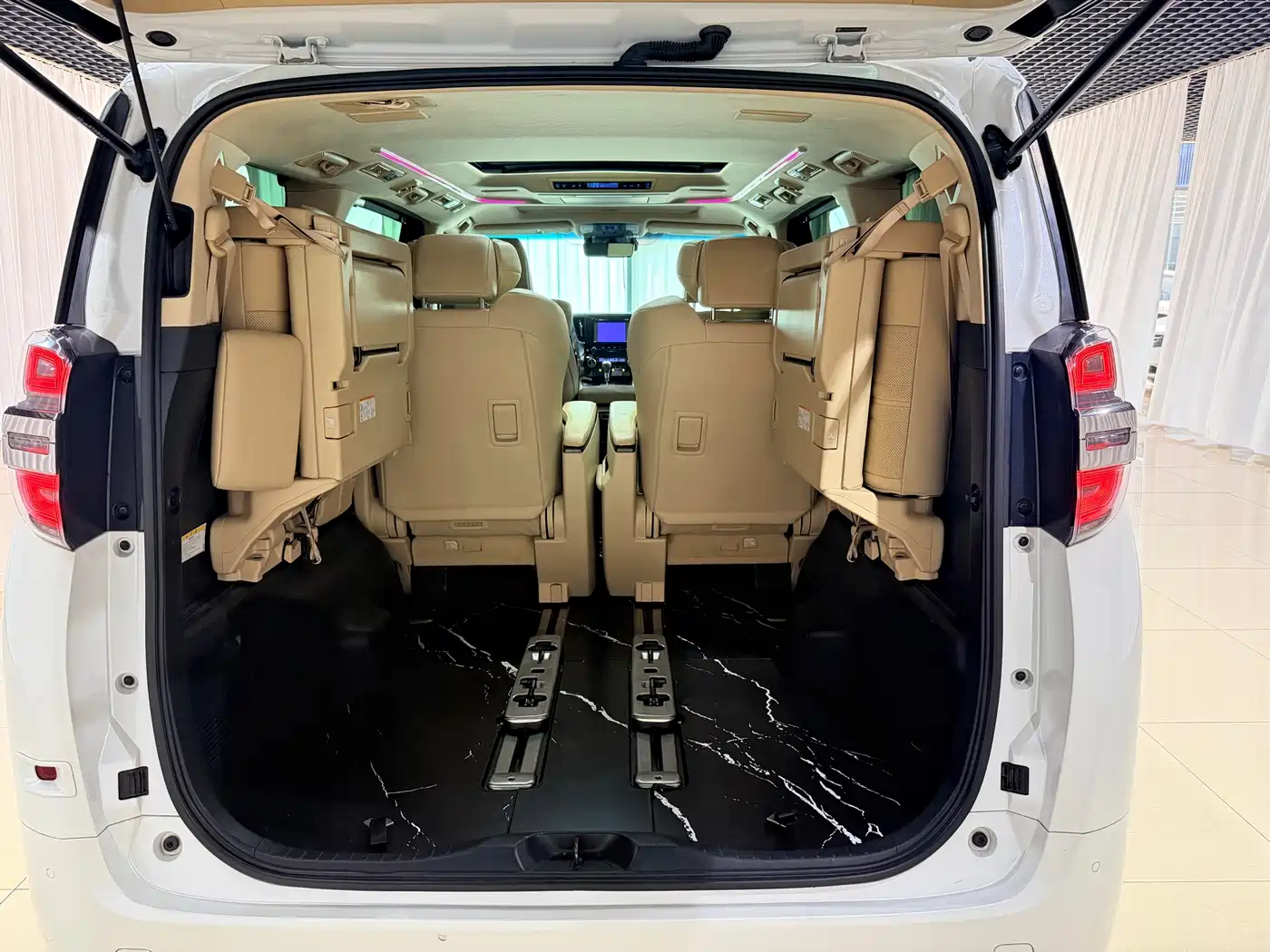Toyota Vellfire 2019 Hybrid 2.5L HV Premium Edition фото 16