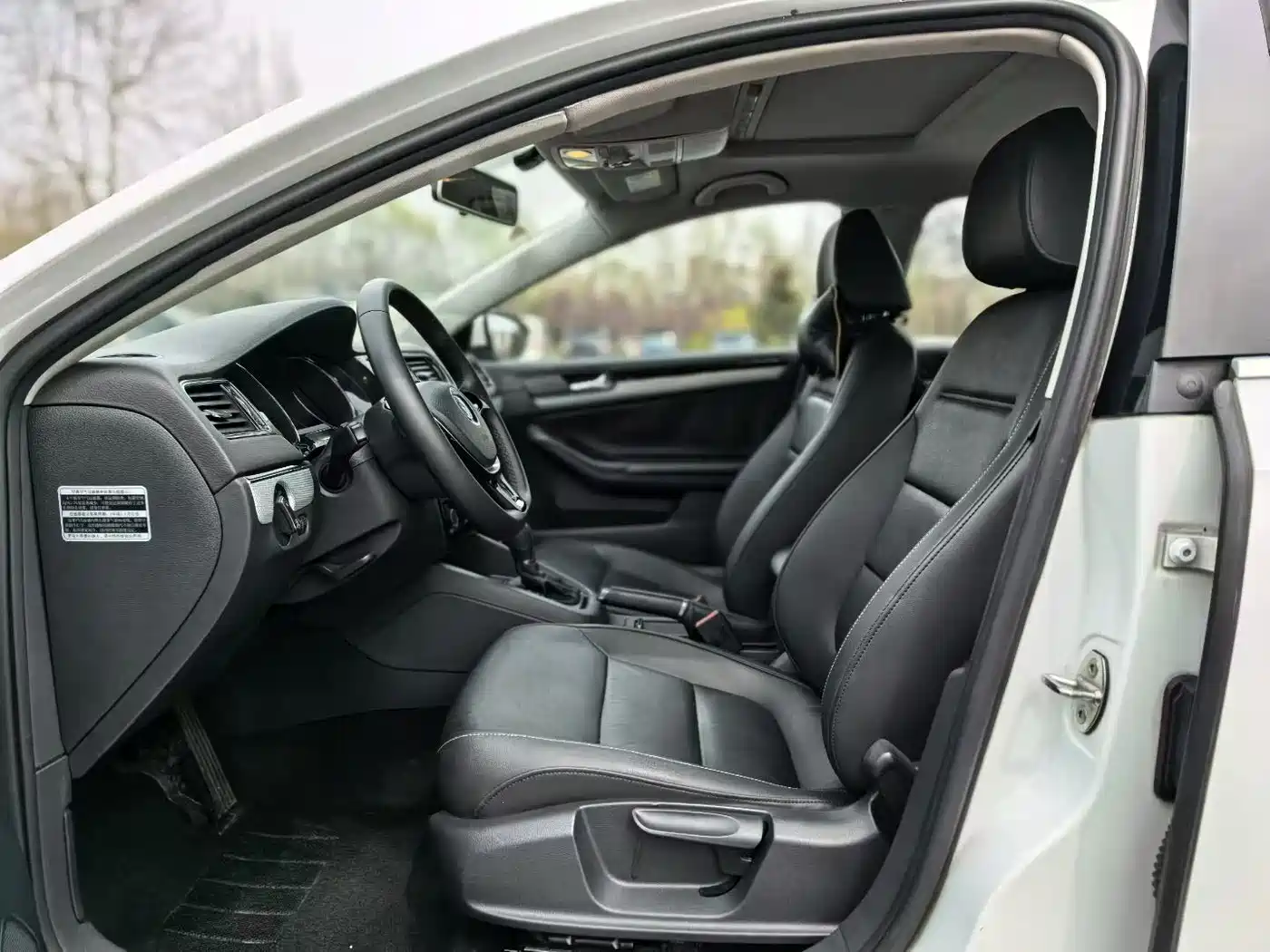 Volkswagen Sagitar 2015 1.6L Automatic Comfort фото 7