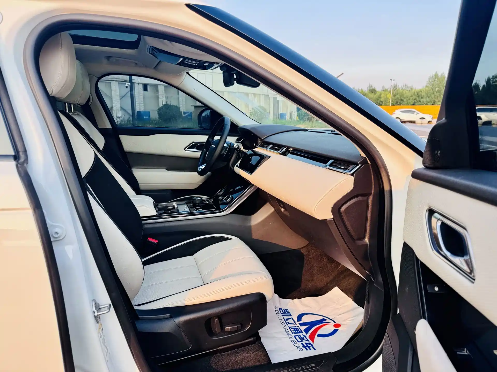 Фото 10 - Land Rover Range Rover Velar
