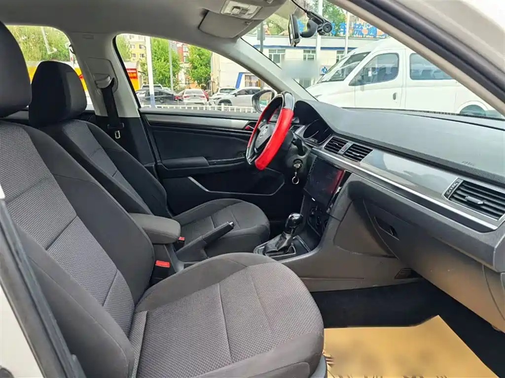 Volkswagen Bora 2017 1.6L Automatic Fashion Edition фото 9