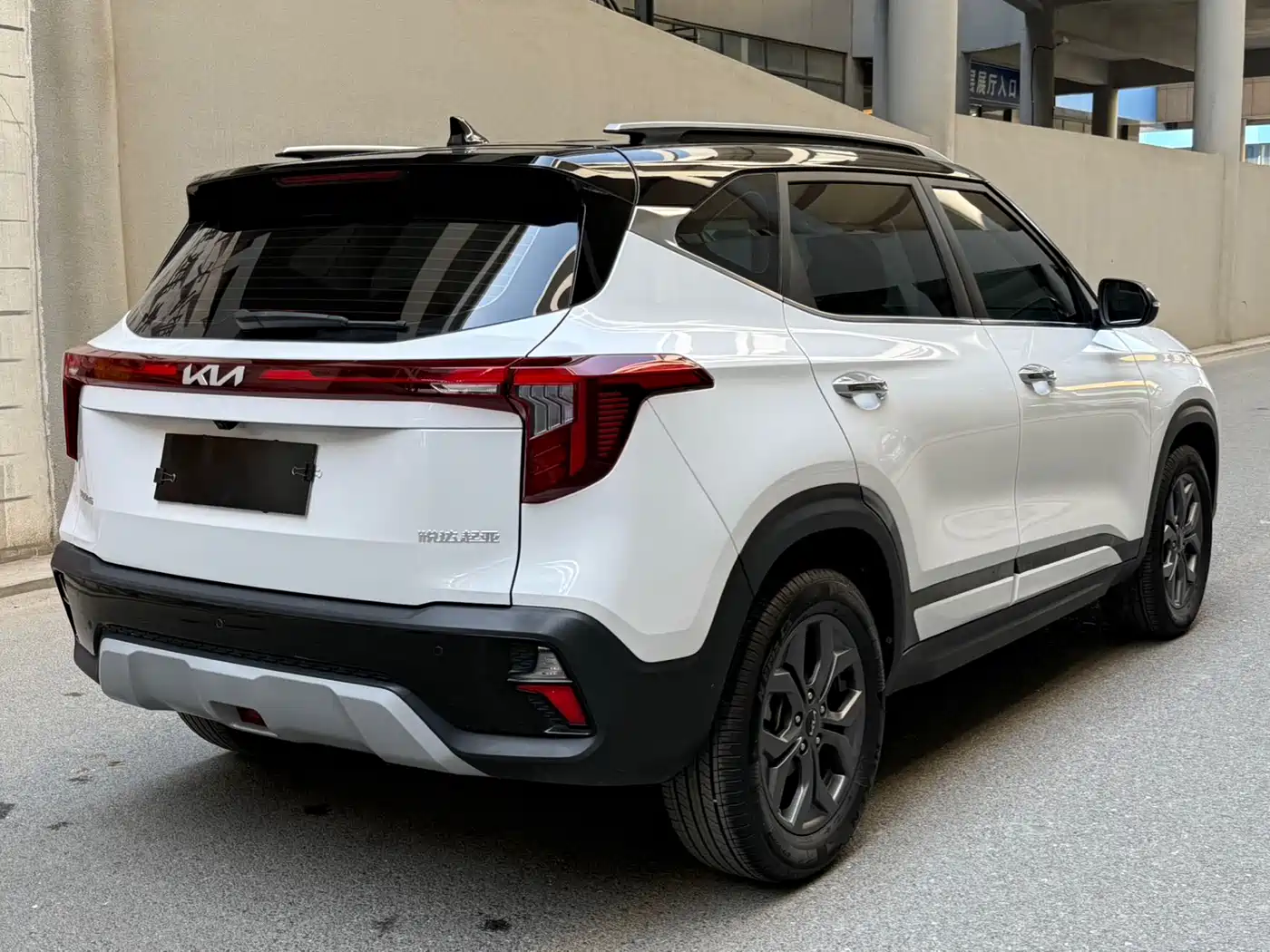 Kia Seltos 2023 1.5L CVT Luxury Edition фото 4