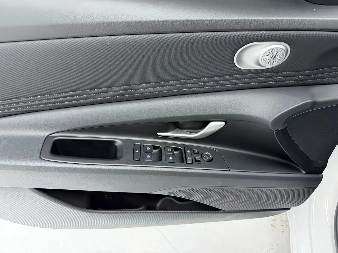 Hyundai Elantra 2023 Model 1.5L CVT LUX Premium Edition фото 11
