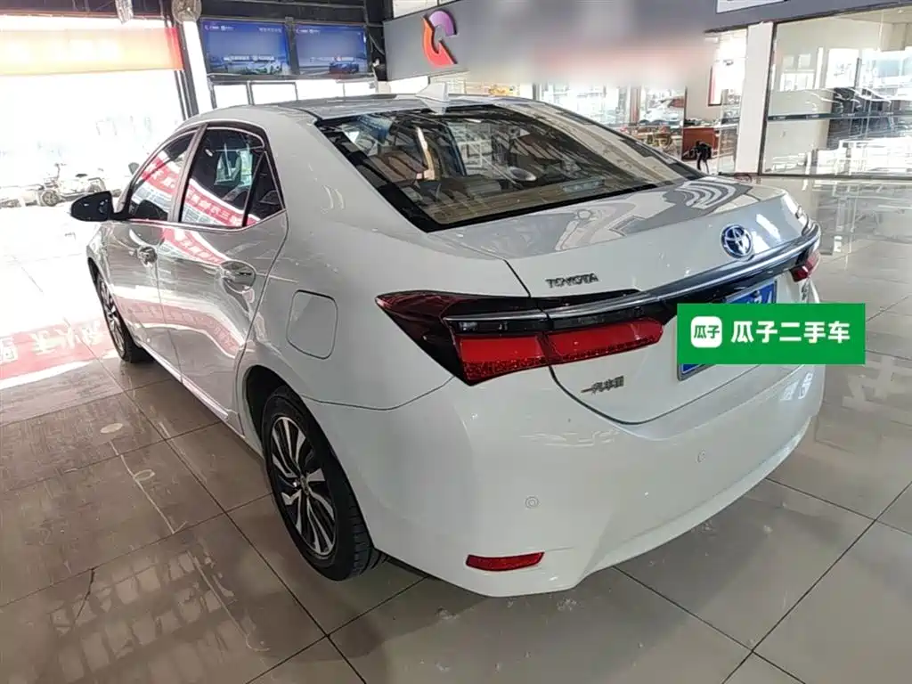 Toyota Corolla 2016 Dual Hybrid 1.8L E-CVT Elite Edition фото 5