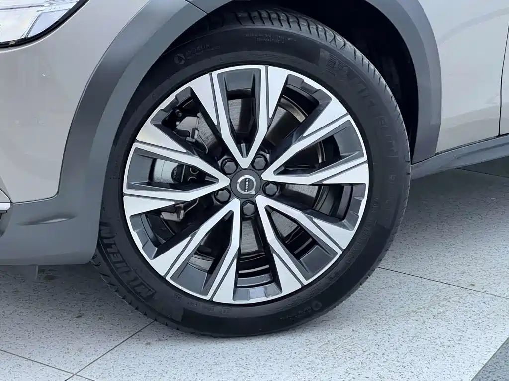 Фото 10 - Volvo V90