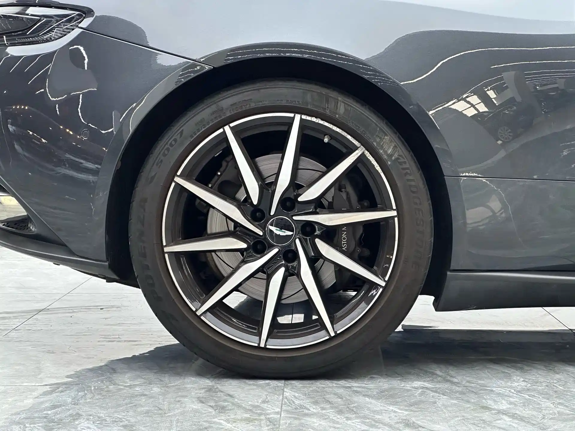 Фото 8 - Aston Martin DB11
