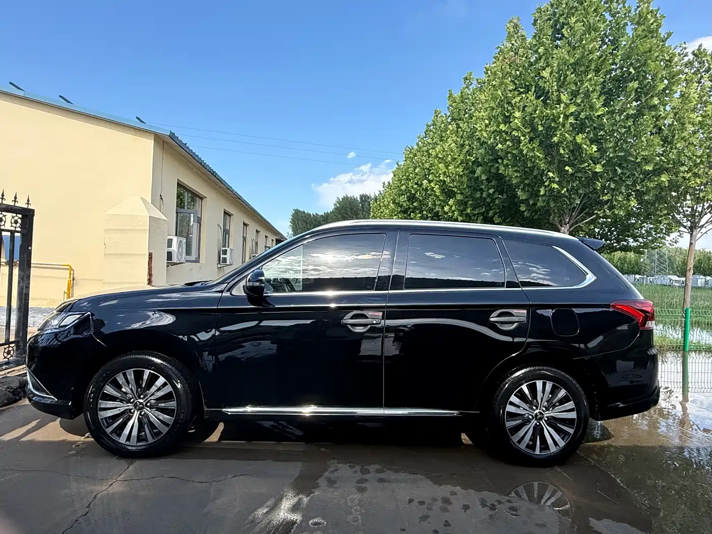 MITSUBISHI OUTLANDER