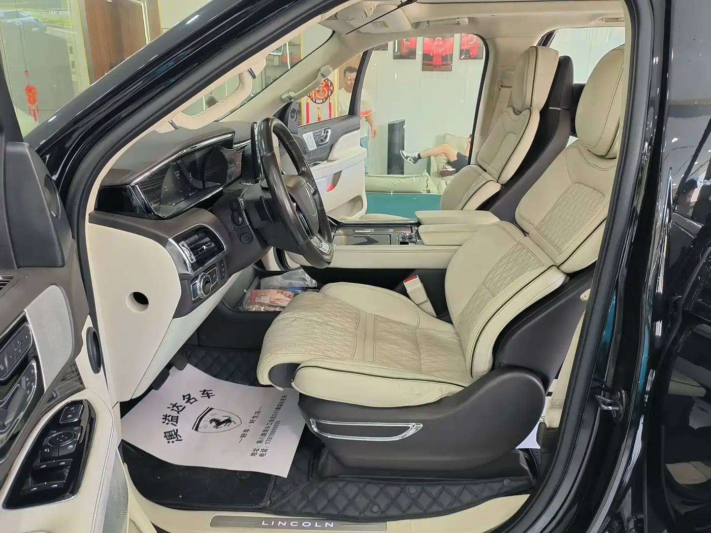 Фото 3 - Lincoln Navigator