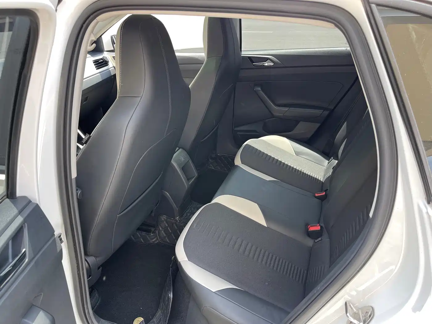 Volkswagen Polo 2021 Plus 1.5L Automatic Colorful Tech Edition фото 10