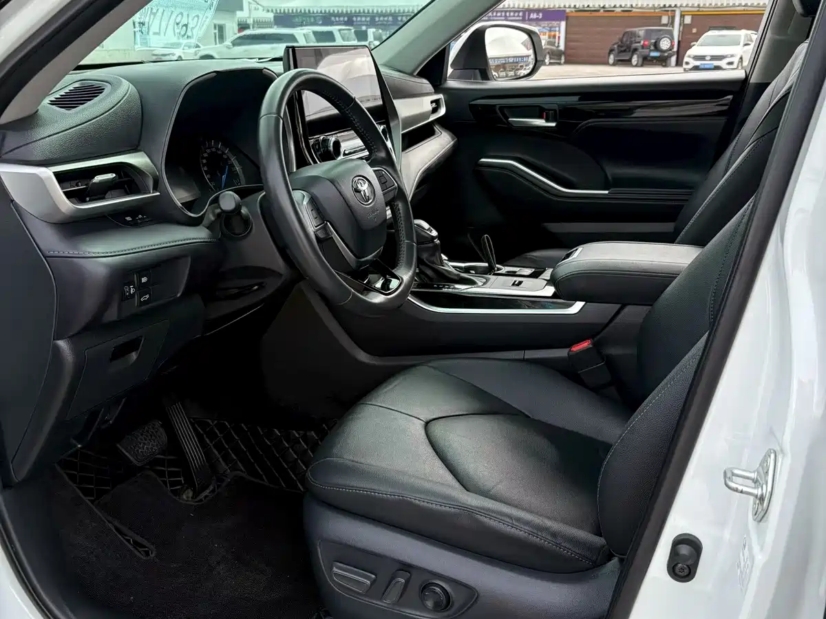 Toyota Highlander 2023 2.5L Smart Hybrid Dual Engine AWD Premium 7-Seater фото 4