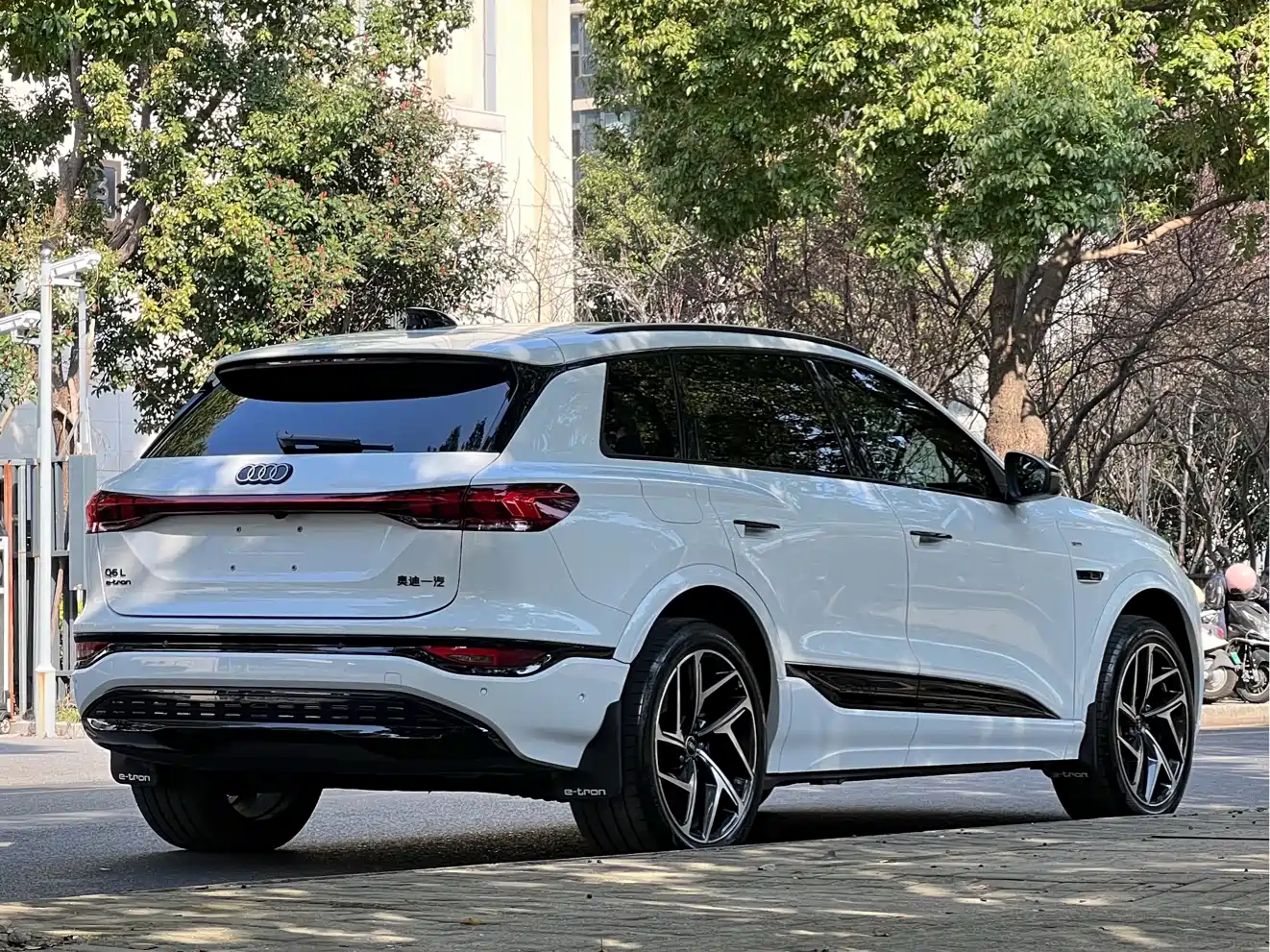 AUDI Q6L E TRON