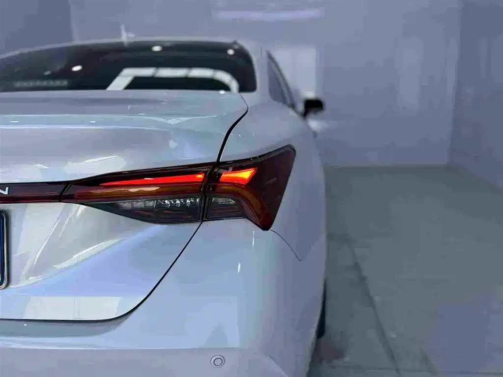 Toyota Avalon 2023 2.0L Luxury Edition фото 8