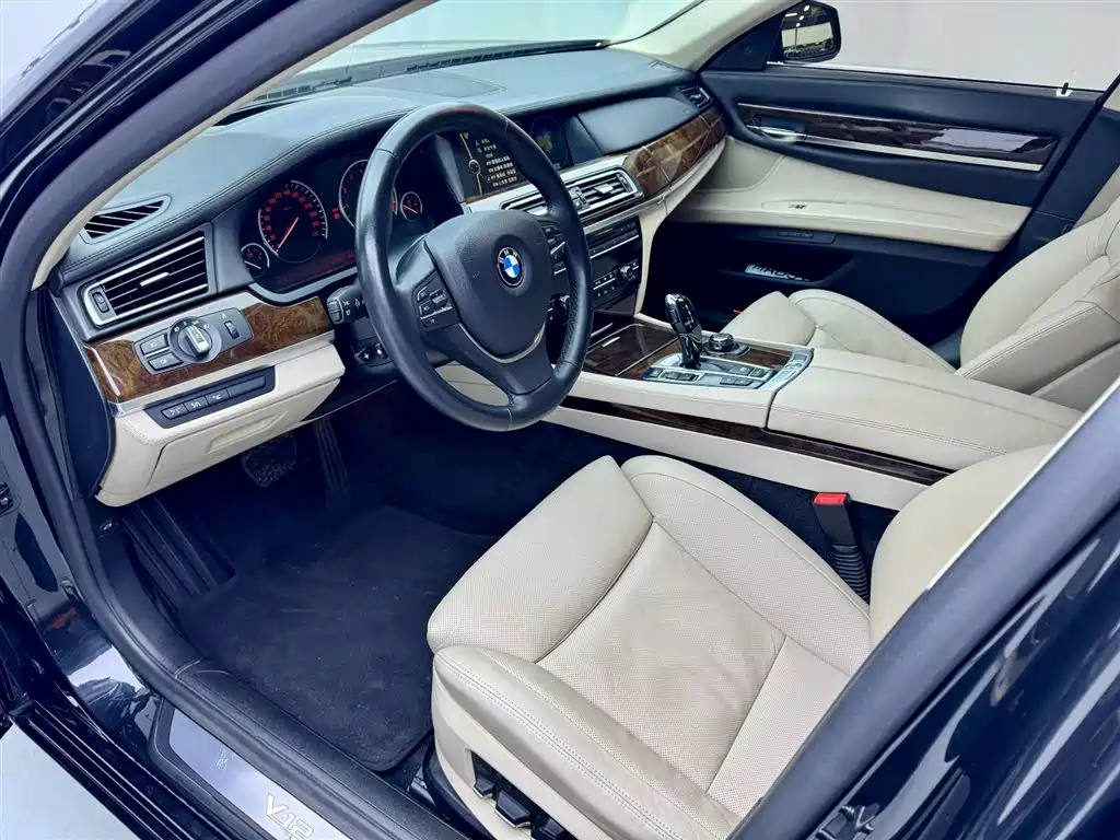 BMW 7 Series 2010 760Li фото 18