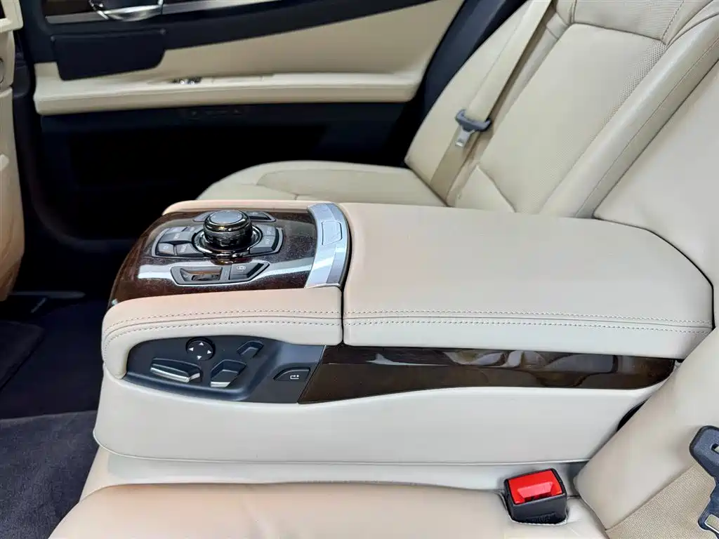 BMW 7 Series 2010 760Li фото 22