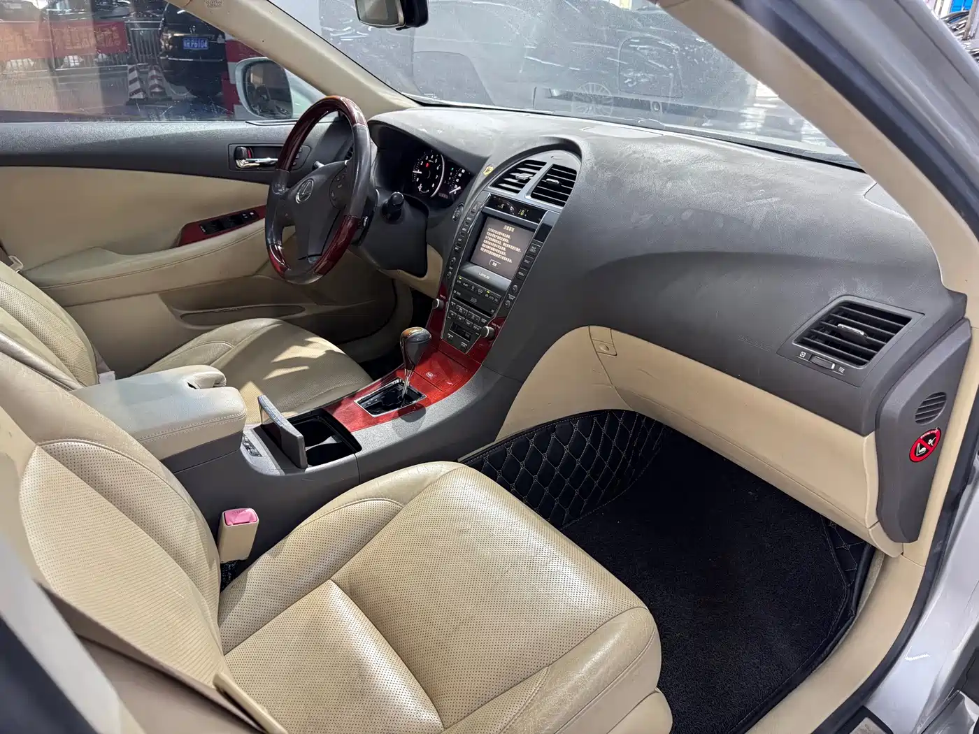 Photo 13 - Lexus ES