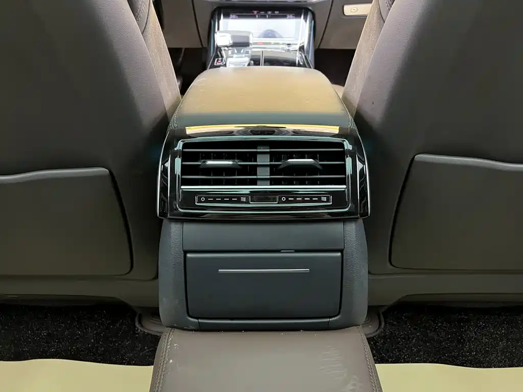 Фото 25 - Audi A8
