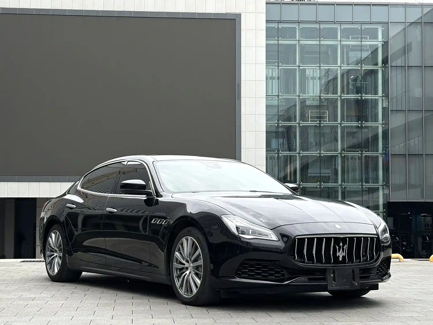 Фото 3 - Maserati Quattroporte