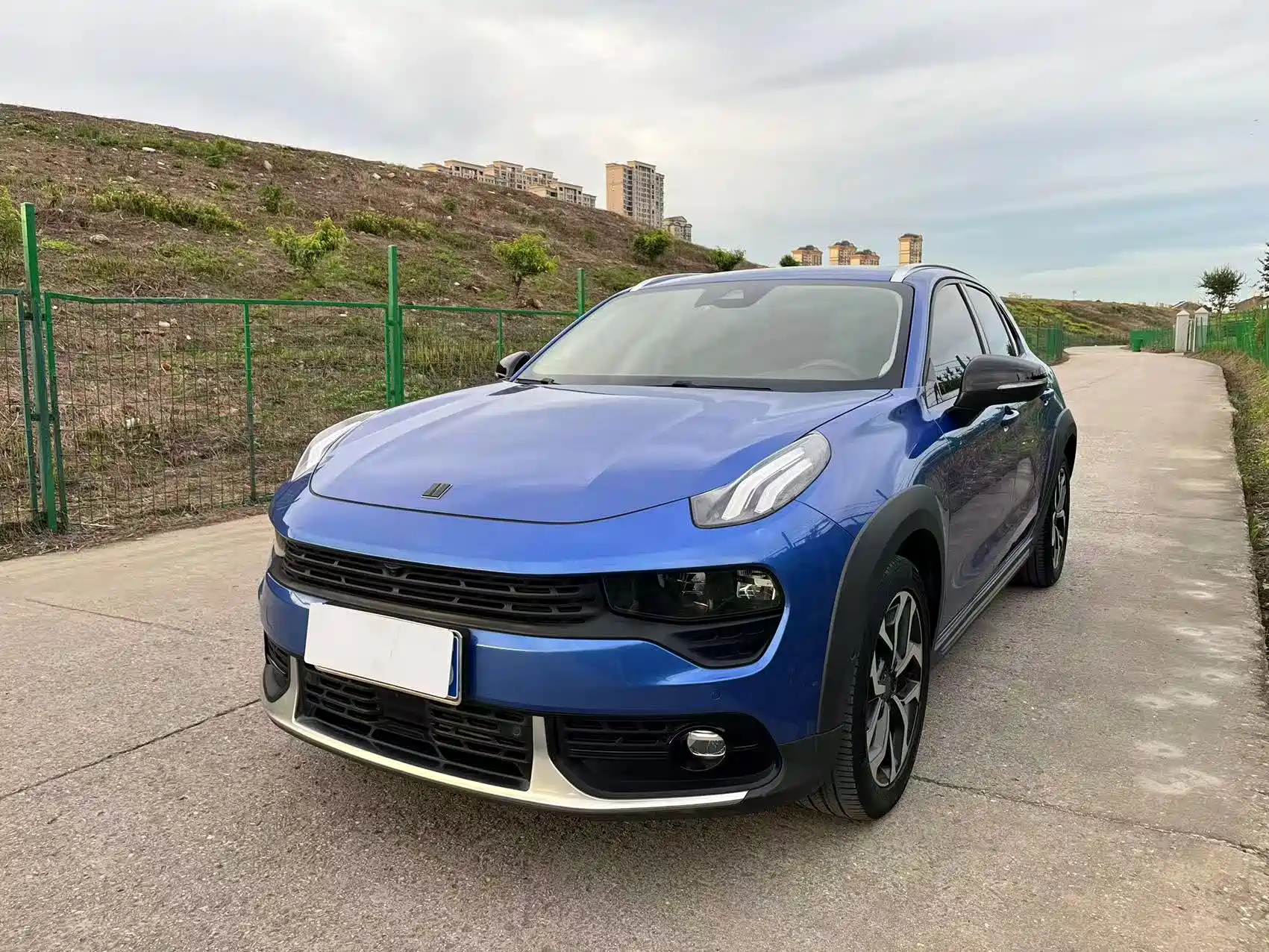 Фото 1 - Lynk & Co 02