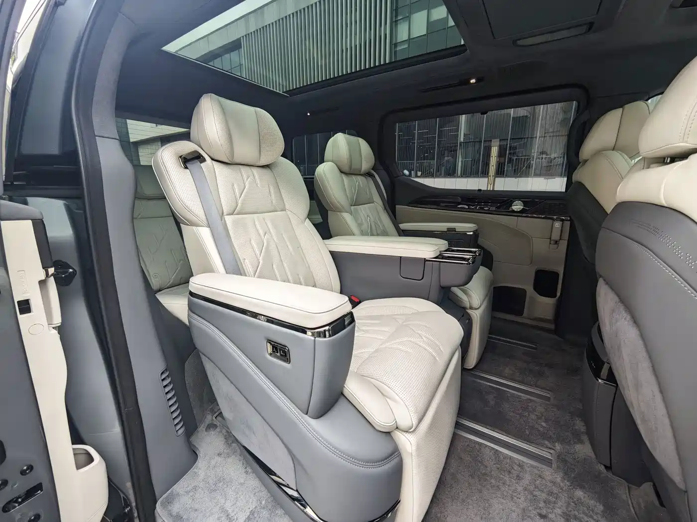 ZEEKR 009 2025 2024 6-seat Executive AWD 108kWh