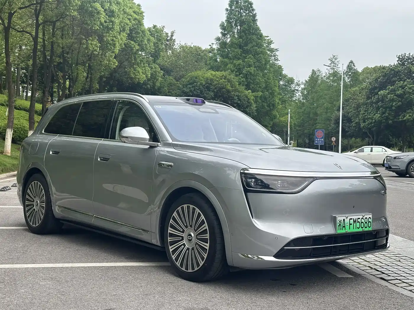 AITO Wenjie AITO M8 2025 Extended Range Ultra 53.4kWh 6-Seater фото 3