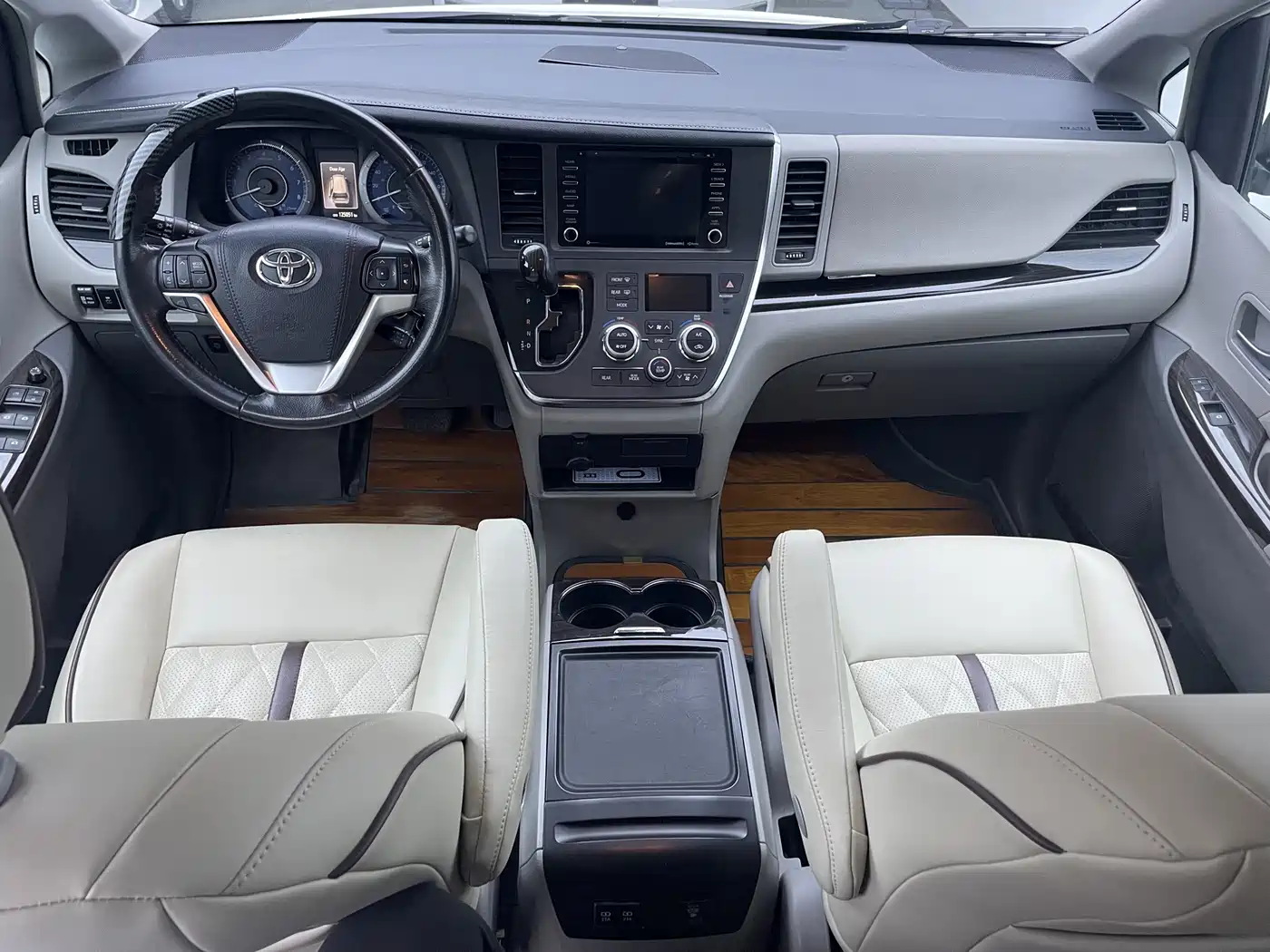 Toyota Sienna 2015 3.5L 2WD LE фото 6