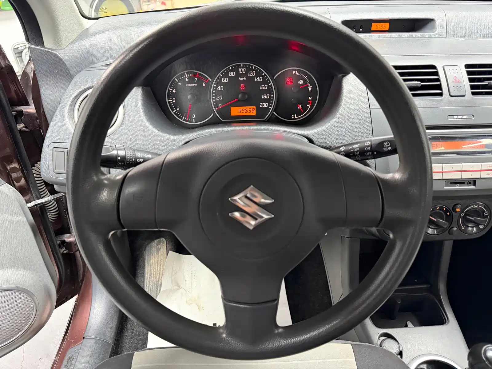 Photo 9 - Suzuki Swift