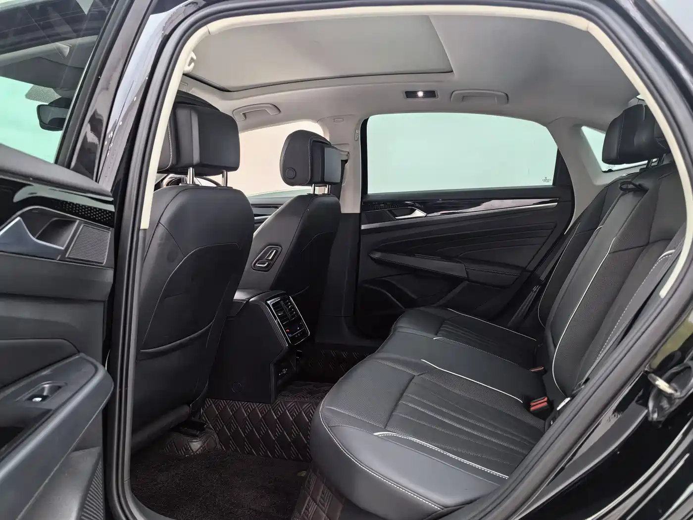 Volkswagen Passat 2024 330TSI Elite Edition фото 8