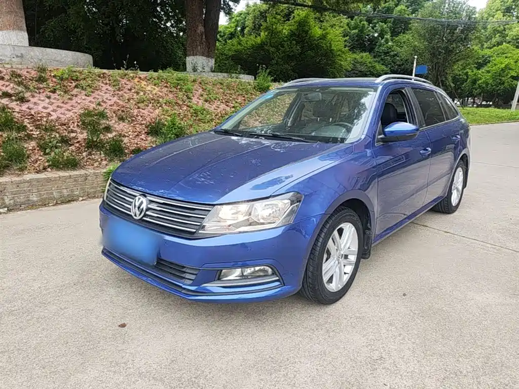 Volkswagen Lavida Tour 2015 1.6L Automatic Comfort Edition фото 2