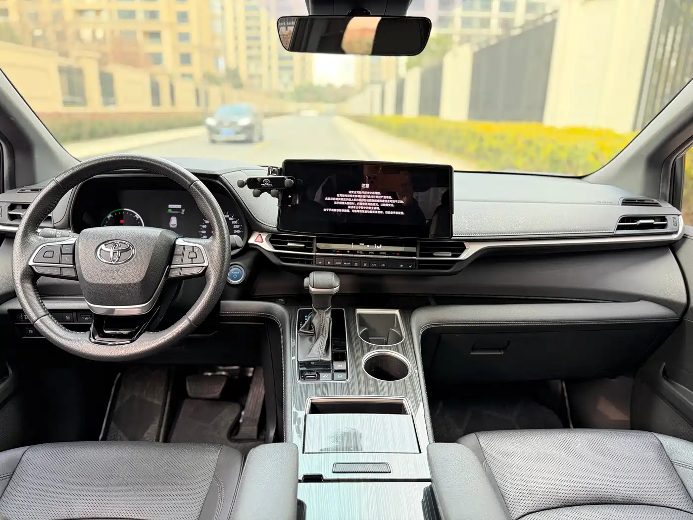 Toyota Sienna 2023 2.5L Hybrid Premium Edition фото 7