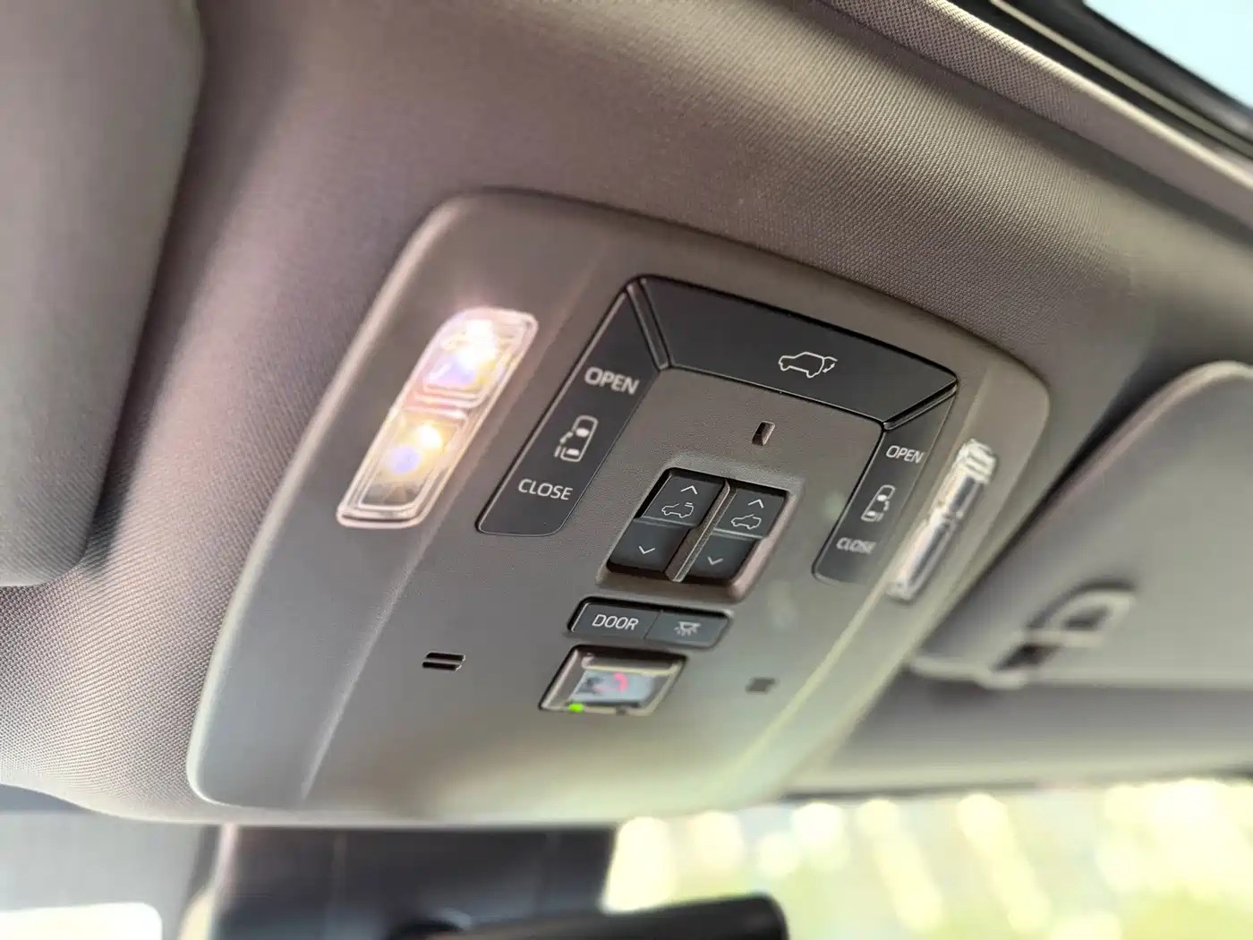 Toyota Sienna 2023 2.5L Hybrid Premium Edition фото 17