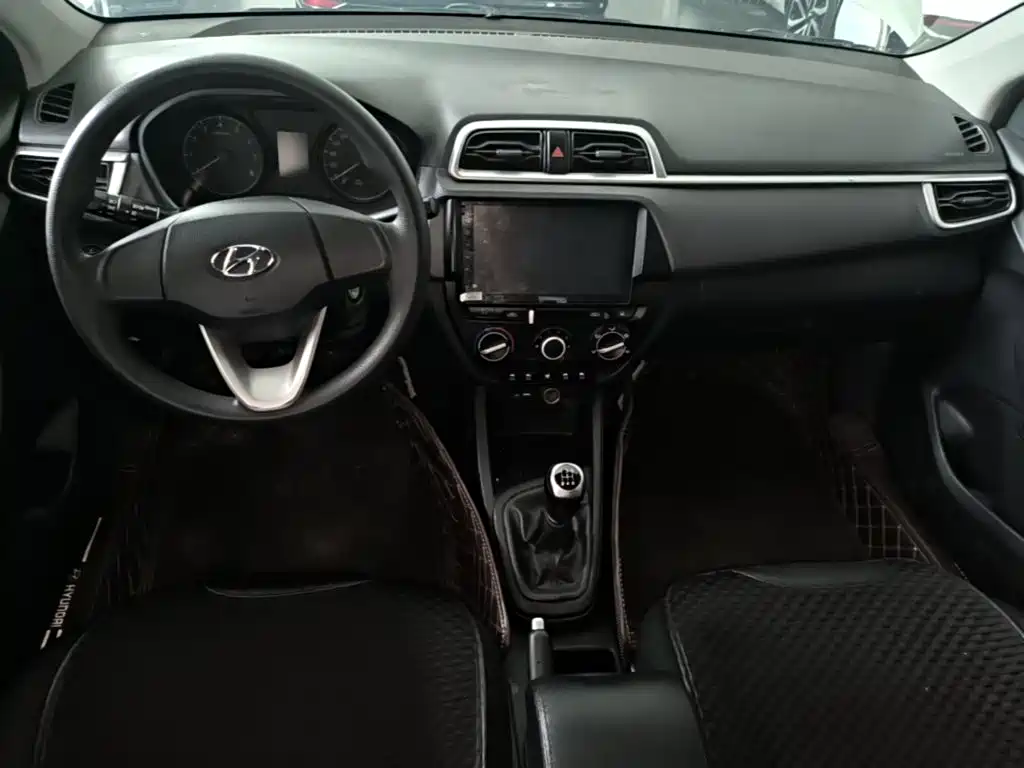 Photo 10 - Hyundai Verna