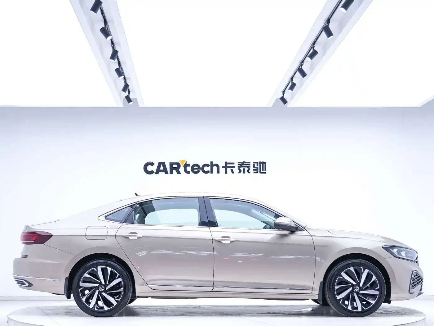 Volkswagen Passat 2022 330TSI Starlight Elite Edition фото 2