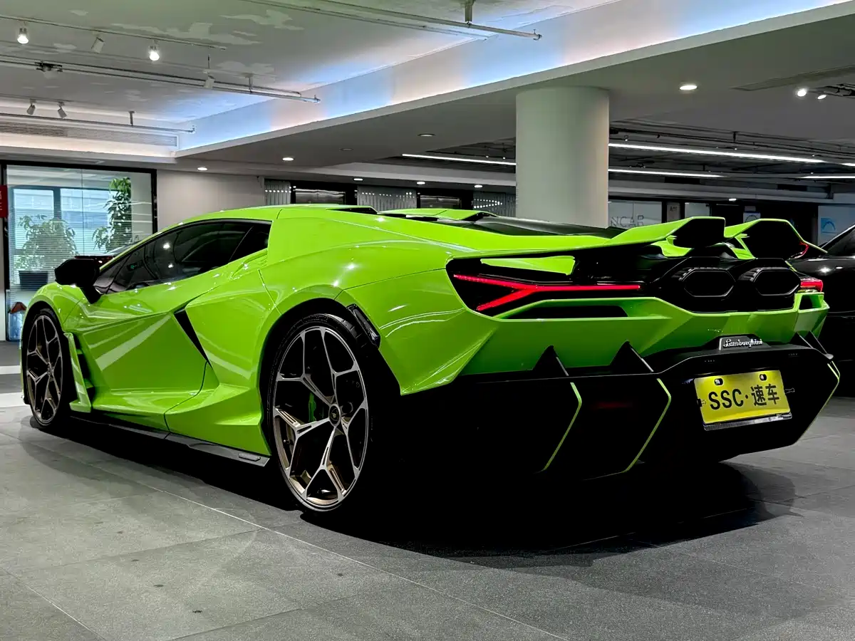 LAMBORGHINI REVUELTO