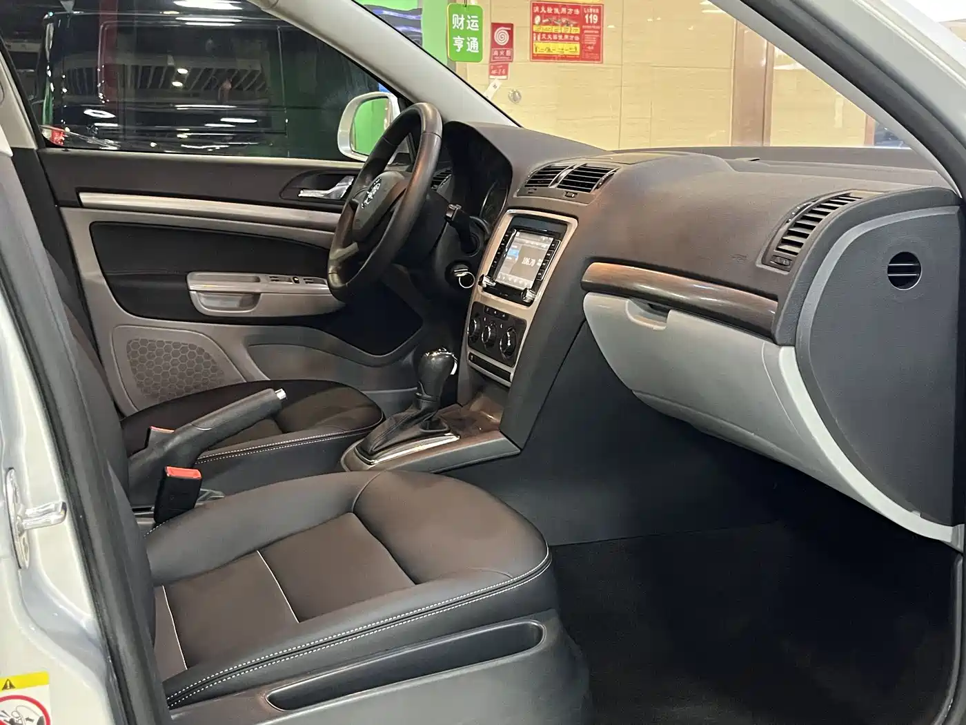 Škoda Octavia 2015 Classic 1.6L Automatic Leisure Edition фото 12