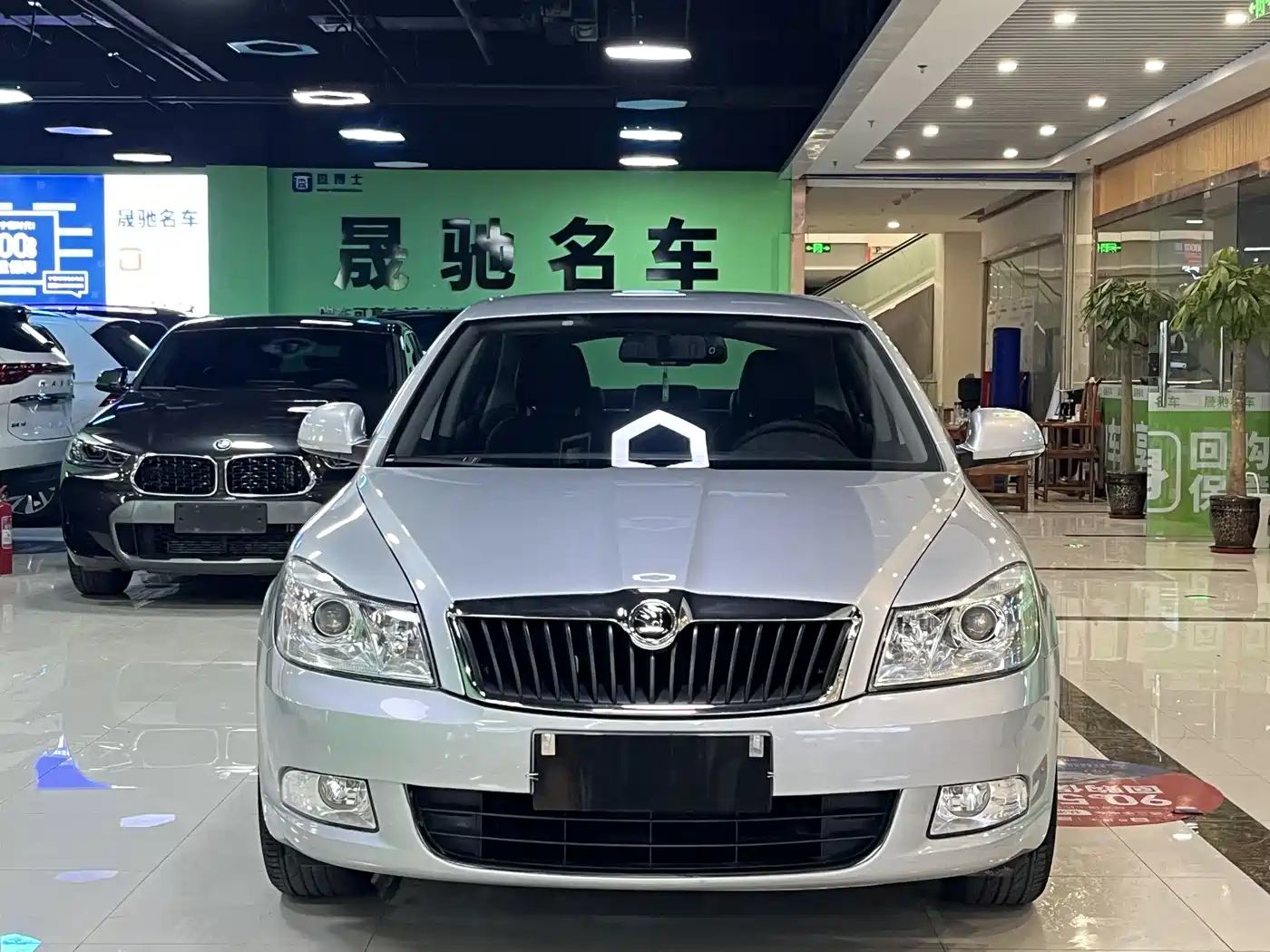 Škoda Octavia 2015 Classic 1.6L Automatic Leisure Edition фото 2