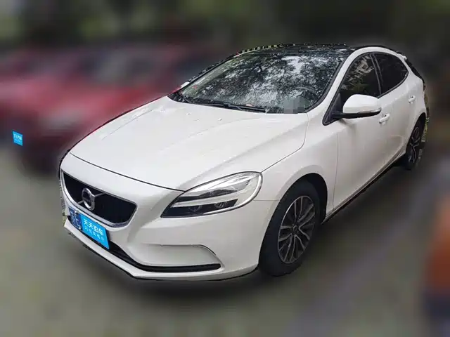 Volvo V40 2018 T3 Inscription Edition — фото 1