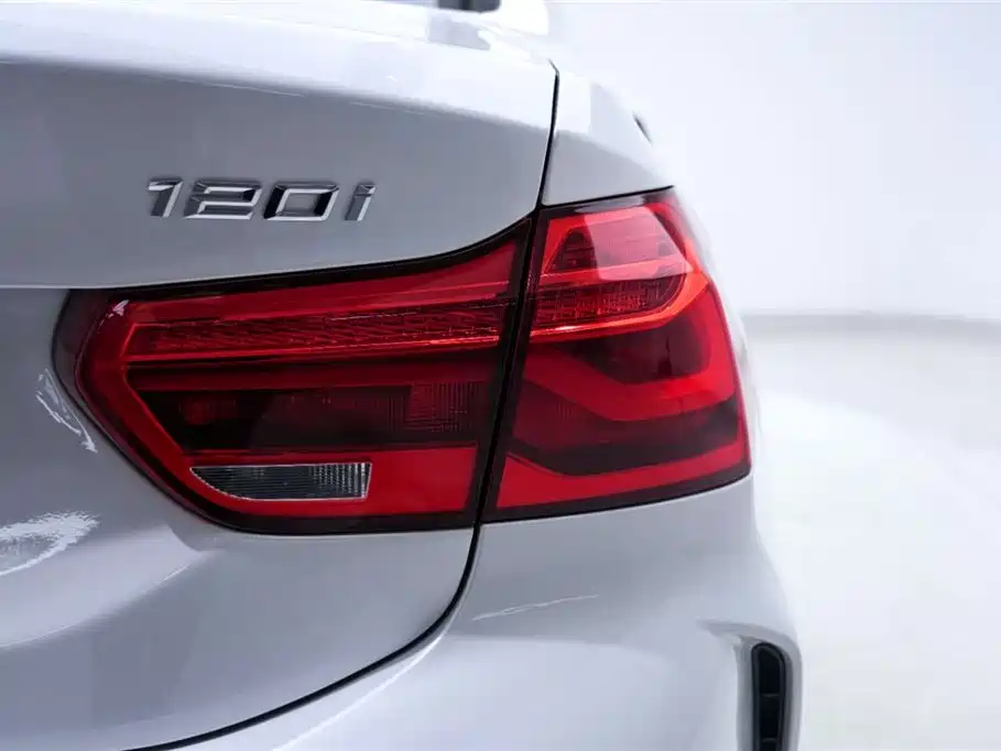 BMW 1 Series 2022 120i M Sport Shadow Edition фото 13