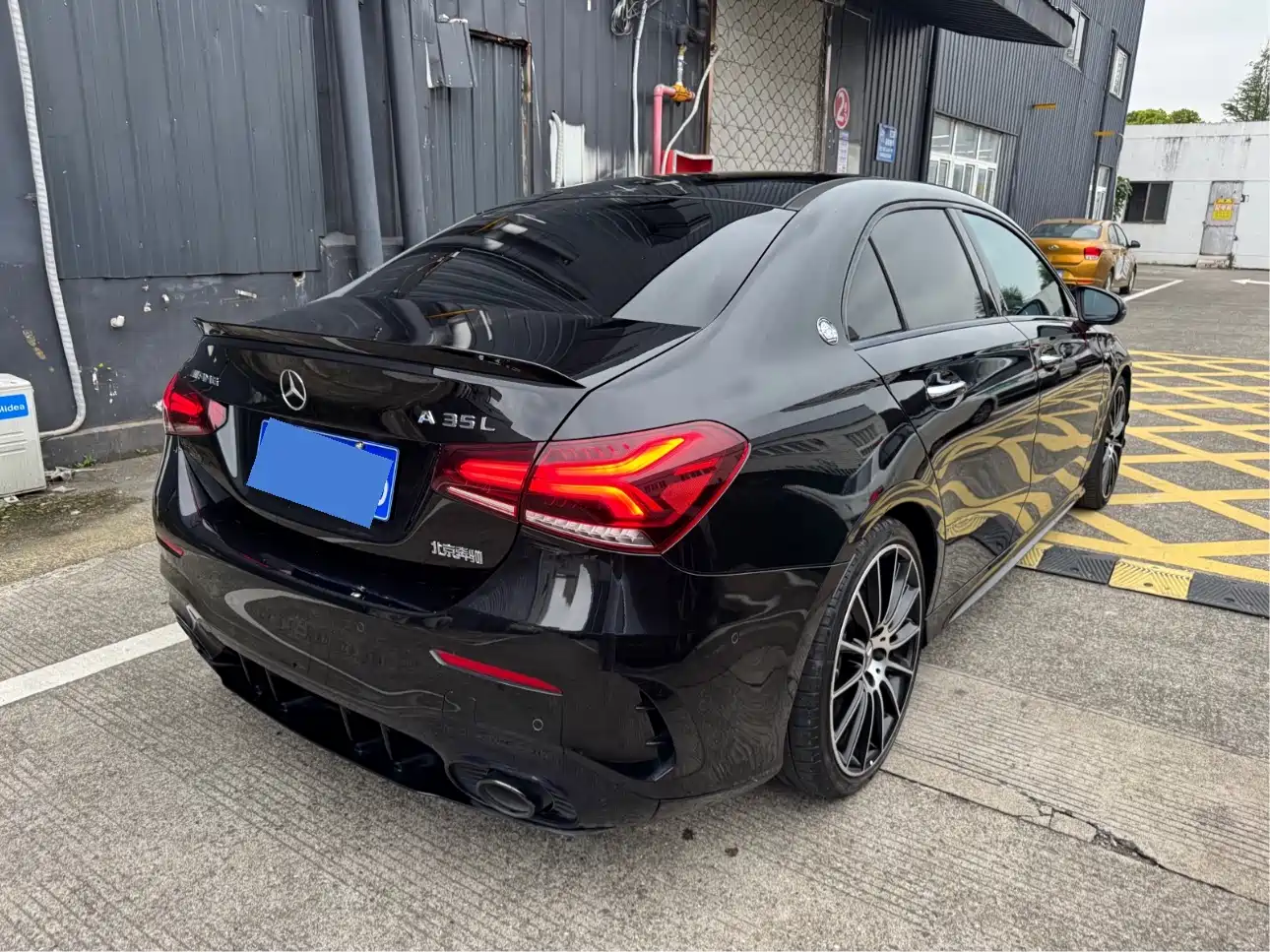 Mercedes-Benz A-Class AMG 2021 AMG A 35 L 4MATIC Blazing Night Special Edition фото 17